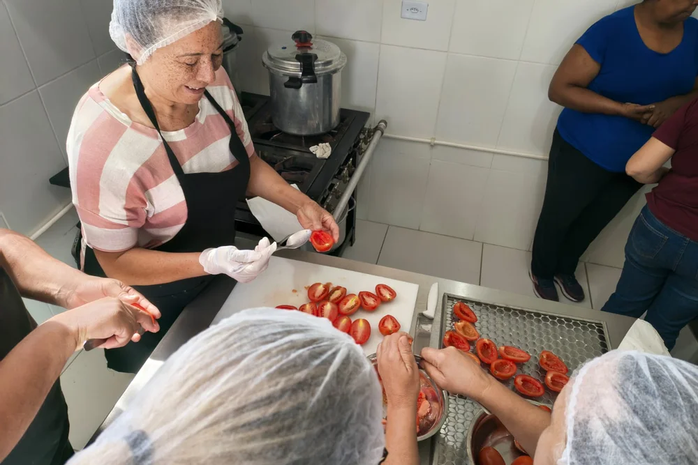 Curso de Processamento de Tomates reuniu 15 participantes eencerrou a agenda da Cozinha Experimental de setembro