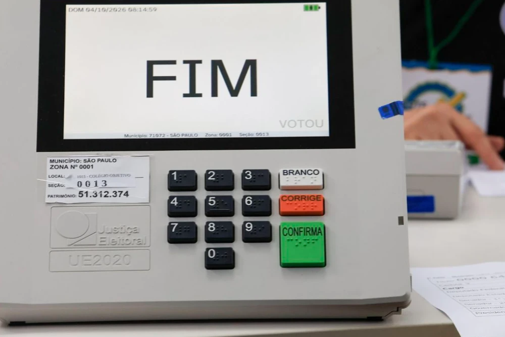 Com pouco mais de duas horas de votação, o Tribunal Superior Eleitoral (TSE) informou em boletim que 421 urnas eletrônicas precisaram ser substituídas em todo o país